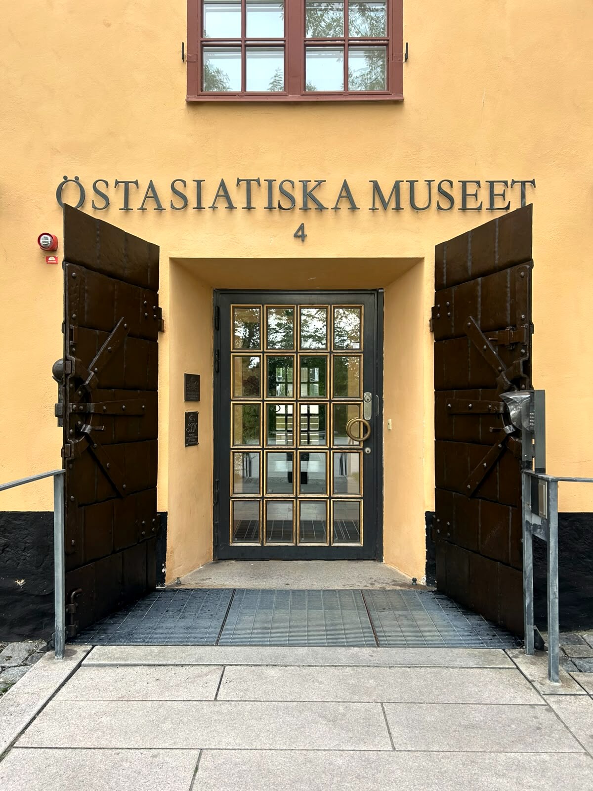 Östasiatiska museets entré med de historiska järnportarna öppna