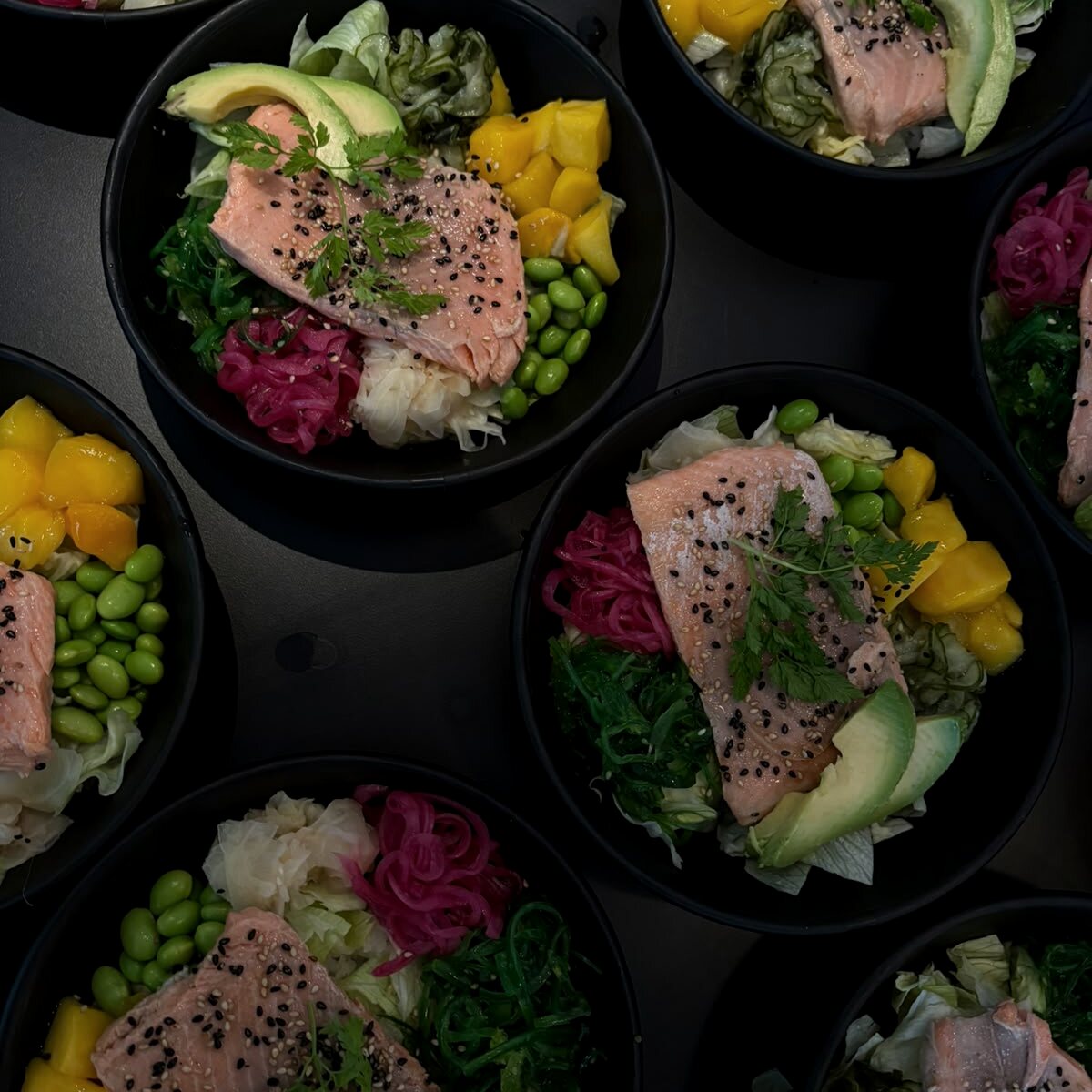 Donburi med lax, sjögräs och sesam i en matt keramikskål